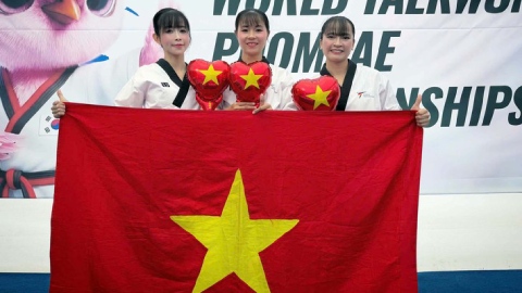Châu Tuyết Vân tiếp tục vô địch taekwondo thế giới cùng đồng đội